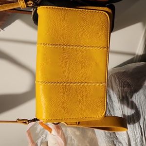 Women's purse with removable strap to make a clutch,  yellow, EUC